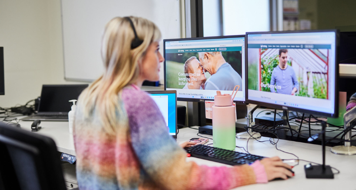 What does a plan manager do? Lifely Plan Manager works at a desk.